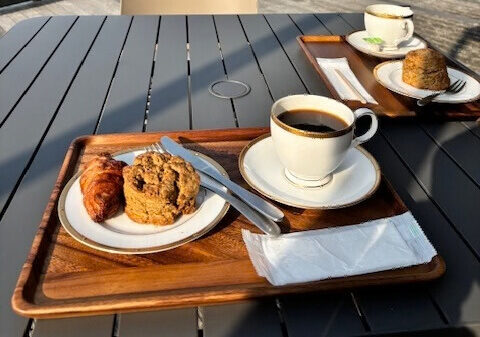 ユウナギカフェのクロワッサンとスコーン、コーヒー