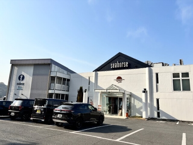 駐車場のあるユウナギカフェの外観