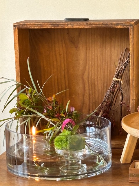 フローティングキャンドルと花の装飾