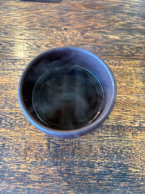 湯気の出ている黒豆麦茶の和の湯飲み
