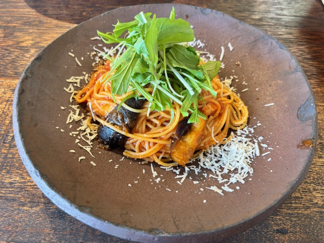 はちやまランチのあぶりベーコンとなすのトマトパスタ