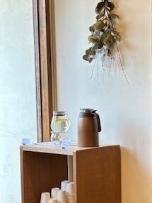 サービスの黒豆麦茶とレモン水