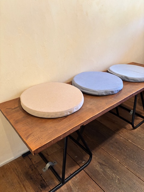 はちやまの待合室に置かれた木製の椅子