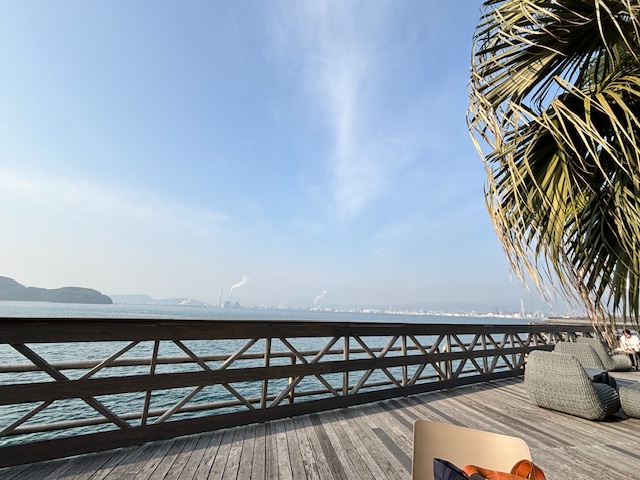 ユウナギカフェのテラス席から見える海